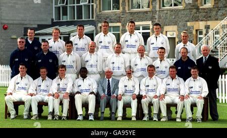 Gloucestershire CCC team group, (back row l-r) David Harris (physios), Ian Fisher, Mark Hardinges, Roger Sillence, ben Gannon, Alex Gidman, Stephen Pope, (fila centrale l-r)John Bracewell (1° XI allenatore), Tony Wright (2° XI allenatore), Craig Spearman, Kim Barnet, James Averis, Jeremy Snape, Chris Taylor, Andy Stovold (direttore dello sviluppo), Keith Gerrish (marcatore), (prima fila l-r) John Lewis, Matt Windows, Tim Hancock, Mark Alleyne (capitano), Alain Haines (presidente), Jack Russell, Mike Smith, Martyn Ball, Ian Harvey Foto Stock