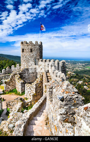 Sintra, Portogallo. Castello dei Mori collina fortezza medievale, costruita dagli arabi nel VIII secolo. Foto Stock