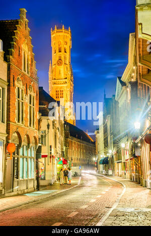 Bruges, Belgio. Markt è dominato dalla Torre Campanaria o Belfort campanile ottagonale con 83 m costruito nel XIII secolo. Le Fiandre. Foto Stock