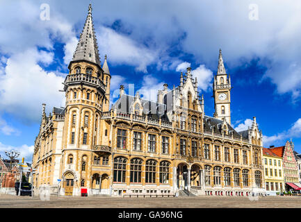 Gent, Belgio. Edifici medievali e il vecchio ufficio postale come visto da St Michael's bridge a sera, Gand, Fiandre. Foto Stock