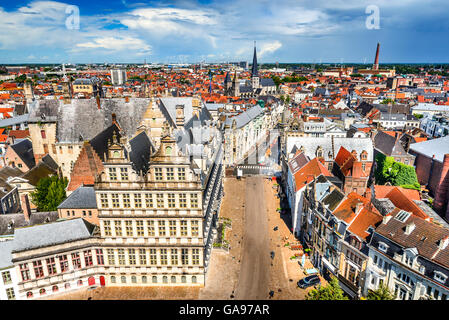 Gent, Belgio. Skyline di Gand (Gand) in Fiandra occidentale, visto da Belfort con la torre di San Giacomo Chiesa. Foto Stock