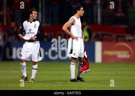 Calcio - UEFA Champions League - Semifinale - seconda tappa - Bayer Leverkusen / Manchester United. Ryan Giggs e Ruud van Nistelrooy del Manchester United sono abbattuti al fischio finale Foto Stock