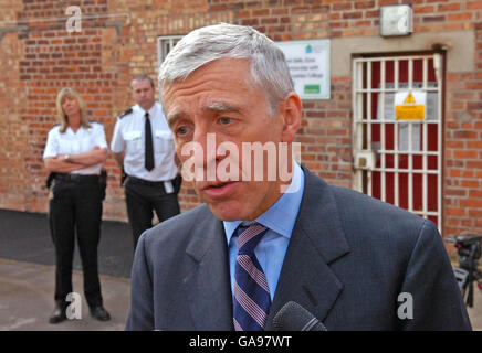 Il Ministro della giustizia Jack Straw ha visitato oggi per la prima volta una prigione dallo sciopero delle retribuzioni dei funzionari del carcere del mese scorso. È stato a HMP Preston partecipando a una tavola rotonda con i prigionieri sulle conseguenze del walkout. Foto Stock