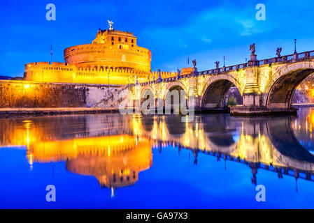 Roma, Italia. Castel Sant Angelo twilight, costruita dall'imperatore Adriano come mausoleo in 123annuncio antico Impero Romano landmark. Foto Stock