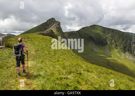 Una femmina da solista escursionista avvicinandosi alla cresta Nantle nel Parco Nazionale di Snowdonia, il Galles del Nord. Foto Stock