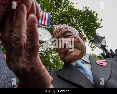 Veterano Gurkha Dilbahadur Thapa, 83, è riunita con una replica del suo originale medaglia di guerra durante lo sciopero della fame in Londra, Regno Unito. Foto Stock