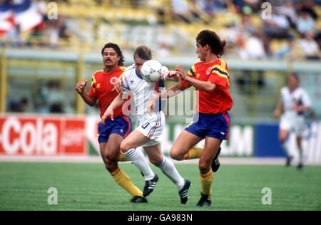 Dragan Stojkovic della Jugoslavia (c) scoppia tra Andres Escobar della Colombia (r) E Gildardo Gomez (l) Foto Stock