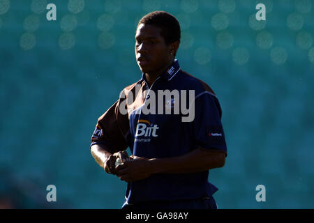 Cricket - NatWest Pro40 League 2006 - Divisione due - Surrey Brown Caps contro Somerset Sabres - The Brit Oval. Chris Jordan di Surrey Brown Caps Foto Stock