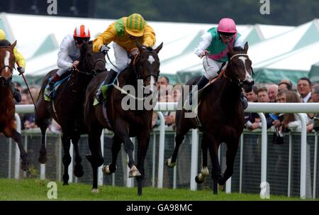 l-r; Fight Your Corner guidato da Kevin Darley viene a casa per vincere il Victor Chandler Chester Vase da acqua frizzante cavalcata da T. Quinn Foto Stock