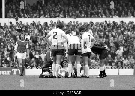 Con un occhio ferito, Steve Perryman lo spinge in avanti a terra, facendolo uscire dal campo. Di fronte a lui, da sinistra, sono Ray Evans, capitano Martin Peters, Jimmy vicino e l'arbitro J. Hunting. Foto Stock