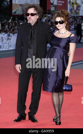 Il regista Tim Burton e la moglie Helena Bonham carter arrivano per la prima di 'The Nightmare before Christmas 3-D', al Festival del Cinema di Venezia. Foto Stock