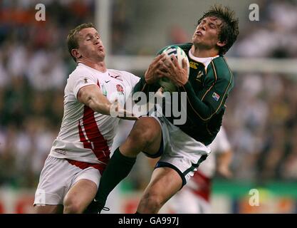 Rugby Union - IRB Coppa del mondo di Rugby 2007 - Pool A - Inghilterra / Sudafrica - Stade De France. Francois Steyn del Sudafrica rivendica la palla sotto pressione da Tom Rees dell'Inghilterra Foto Stock