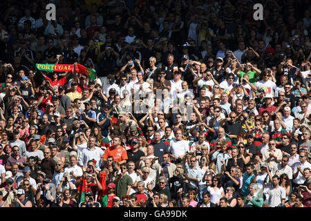 Rugby Union - IRB Coppa del mondo di Rugby 2007 - Pool C - Nuova Zelanda / Portogallo - Stade Gerland. I tifosi del Portogallo guardano dagli stand Foto Stock