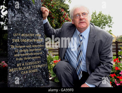 Michael Gallagher, che ha perso il figlio Aidan nell'esplosione della bomba di Omagh, raffigurato nel giardino commemorativo di Omagh. Foto Stock