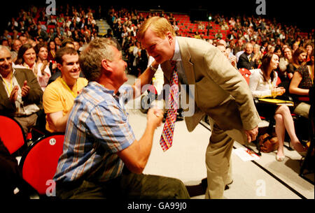 L'ex leader liberaldemocratico Charles Kennedy viene accolto mentre lascia il palco dopo aver affrontato la conferenza annuale. Foto Stock