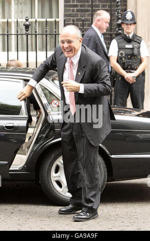 L'ex sindaco di New York Rudy Guiliani arriva al 10 di Downing Street per tenere colloqui con il primo ministro britannico Gordon Brown. Foto Stock