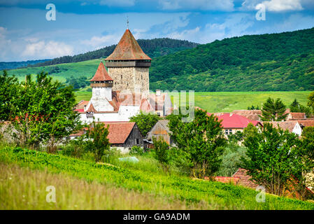 Homorod, Romania. Chiesa fortificata in rumeno di borgo medioevale, costruita dai sassoni di Transilvania, sito del patrimonio mondiale. Foto Stock