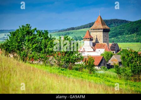 Homorod, Romania. Chiesa fortificata in rumeno di borgo medioevale, costruita dai sassoni di Transilvania, sito del patrimonio mondiale. Foto Stock