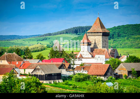 Homorod, Romania. Chiesa fortificata in rumeno di borgo medioevale, costruita dai sassoni di Transilvania, sito del patrimonio mondiale. Foto Stock