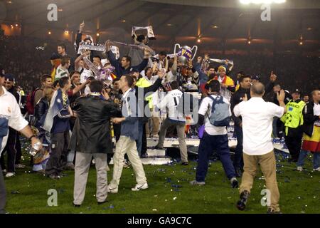 Calcio - UEFA Champions League - finale - Bayer Leverkusen / Real Madrid. I tifosi del Real Madrid festeggiano la vittoria in campo Foto Stock