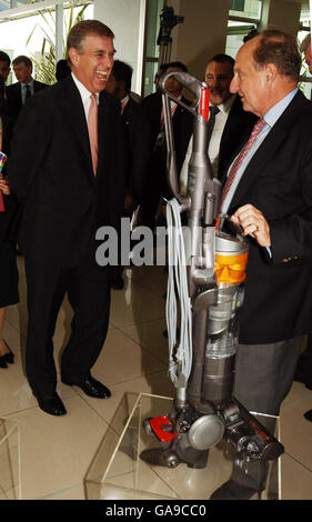 Il Duca di York (a sinistra), che è il rappresentante speciale del Regno Unito per il commercio e gli investimenti, ride mentre gli viene dato un aspirapolvere Dyson da Sir Richard Needham, presso la fabbrica di Dyson nella zona di Johor Baru della Malesia meridionale. Foto Stock