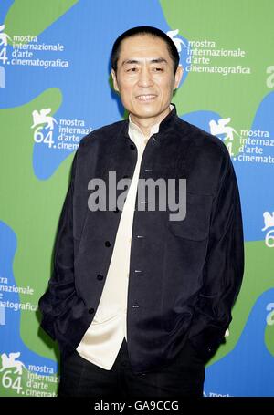 Zhang Yimou alla fotocellula per i membri della Giuria al 64° Festival Internazionale del Cinema di Venezia. Foto Stock