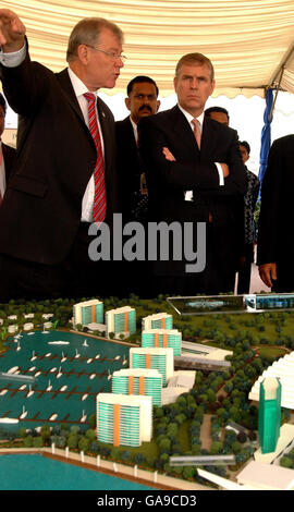 Il Duca di York (a sinistra) che è il rappresentante speciale del Regno Unito per il commercio e gli investimenti, studia la Marina di Nusajaya e il sito di costruzione di lusso per le vacanze con Boyd McCleary l'Alto Commissario, nella zona di Johor Baru della Malesia meridionale. Foto Stock