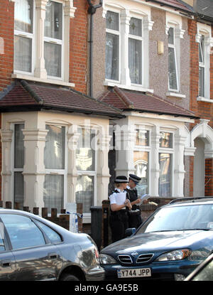 La scena in cui un ragazzo di 17 anni è stato pugnalato a Londra Est la scorsa notte. Foto Stock