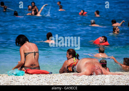 Il turista a godere di una serata estiva in corrispondenza alla spiaggia Xigia come una barca con altri turisti si avvicina a Zante il 25 luglio 2015. Foto Stock