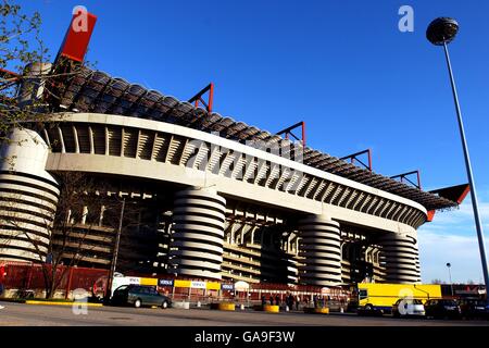 Calcio - Coppa UEFA - Quarter finale - AC Milan / Hapoel Tel Aviv. Una vista generale del San Siro, casa AC Milano Foto Stock