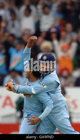 Il guardiano indiano Mahendra Dhoni celebra il cazzo della campana inglese Ian con Sourov Ganguly durante il quinto NatWest One Day International a Headingley, Leeds. Foto Stock