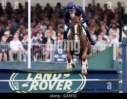 La Gran Bretagna Zara Phillips, a bordo di Ardfield Magic Star, si è esibita l'ultima volta durante il suo evento finale Show Jumping, l'ultimo giorno della prova del cavallo Land Rover Burghley a Burghley House, Stamford Lincolnshire. Foto Stock