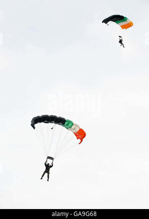 Il team Elite Irish Army Black Knights Parachute mostra facendo un salto al Bray Air Display, Bray Seafront, Wicklow. Foto Stock