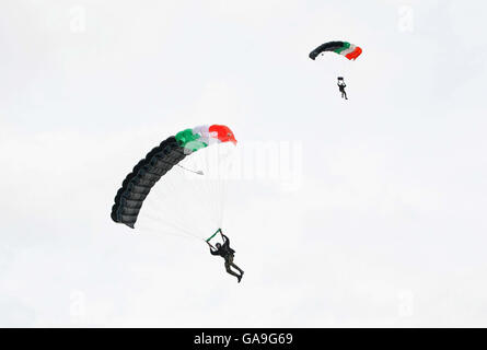 Il team Elite Irish Army Black Knights Parachute mostra facendo un salto al Bray Air Display, Bray Seafront, Wicklow. Foto Stock