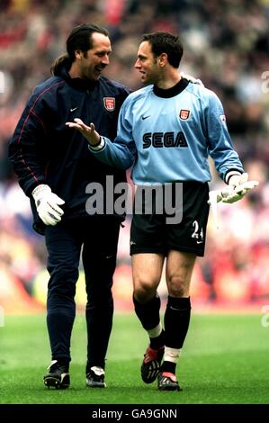 Calcio - AXA fa Cup - Semifinale - Middlesbrough / Arsenal. Richard Wright e David Seaman dell'Arsenal si spengono alla fine del gioco Foto Stock