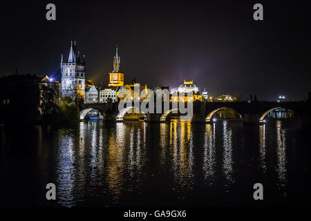 Charles Bridge acqua riflessione Praga Foto Stock