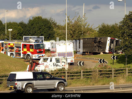 Il pullman National Express sul suo lato dopo non aver negoziato la curva a sinistra in Newport Pagnell servizi sulla M1 autostrada vicino Milton Keynes, Buckinghamshire. Foto Stock