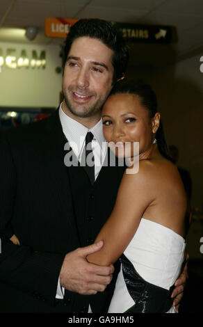 Direttore del film, David Schwimmer e membro del cast Thandie Newton arrivano per la prima mondiale di Run Fat Boy Run, all'Odeon West End nel centro di Londra. Foto Stock