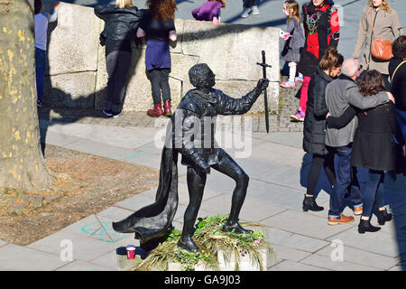 Londra, Inghilterra, Regno Unito. Statua di Sir Laurence Olivier (Angela Connor, 2007) nel ruolo di Amleto, South Bank dalla NT Foto Stock