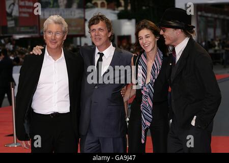 (Da sinistra a destra) Richard Gere, regista Todd Haynes, Charlotte Gainsbough e Heath Ledger arrivano per la prima di 'i'm Not There', durante il Festival del Cinema di Venezia in Italia. Foto Stock