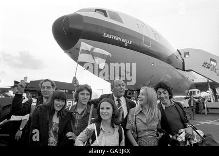 Sventolando la bandiera di St George, Freddie Laker con alcuni dei suoi passeggeri a tariffe economiche prima di lasciare l'aeroporto di Gatwick questa sera sul volo inaugurale del servizio Laker Skytrain per New York. Foto Stock