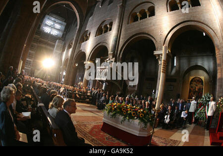 I funerali del tenore italiano Luciano Pavarotti' nella cattedrale del XII secolo Duomo di Modena a Modena. Foto Stock