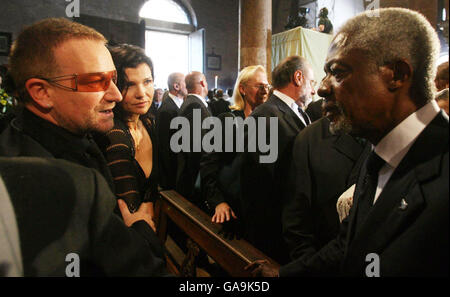 Bono con l'ex Segretario Generale delle Nazioni Unite Kofi Annan ai funerali del tenore italiano Luciano Pavarotti nella cattedrale del XII secolo Duomo di Modena a Modena. Foto Stock