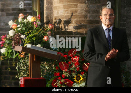 Il Premier italiano Romano Prodi ai funerali del tenore Luciano Pavarotti' nella cattedrale del XII secolo Duomo di Modena a Modena. Foto Stock
