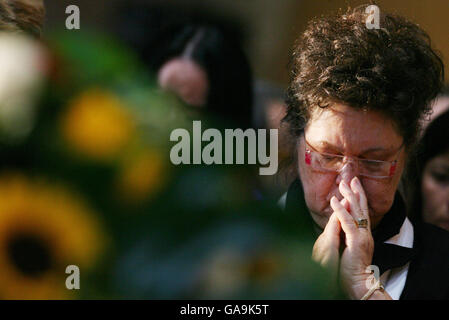 Gabriella, la sorella del tenore italiano Luciano Pavarotti, durante i suoi funerali al Duomo di Modena del XII secolo, a Modena. Foto Stock