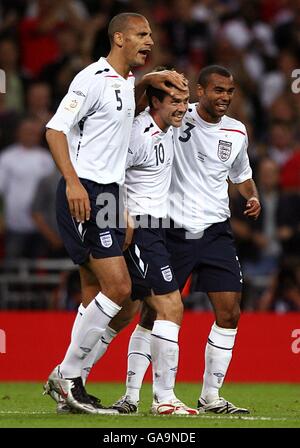 L'inglese Michael Owen (centro) celebra il secondo obiettivo del gioco con i compagni di squadra Rio Ferdinand (a sinistra) e Ashley Cole. Foto Stock