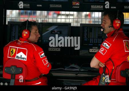 Formula uno Motor Racing - Gran Premio di Spagna - gara. Ferrari Team Boss Jean Todt guarda i tempi di Michael Schumacher Foto Stock