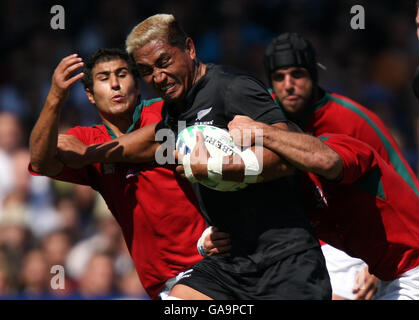 Rugby Union - IRB Coppa del mondo di Rugby 2007 - Pool C - Nuova Zelanda / Portogallo - Stade Gerland. Jerry Collins della Nuova Zelanda attraversa la difesa del Portogallo durante la partita della Coppa del mondo IRB allo Stade Gerland, Lione, Francia. Foto Stock