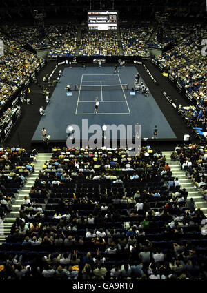 Una visione generale di Greg Rusedski in azione contro Goran Ivanisevik in Croazia durante la partita Betfair Turbo Tennis alla O2 Arena di Londra. Foto Stock