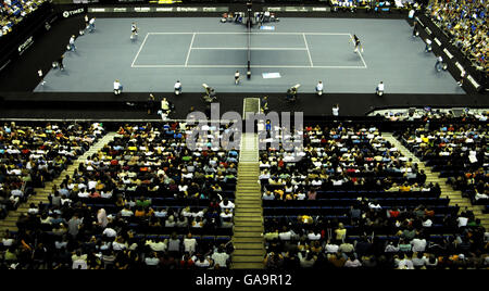 Una visione generale di Greg Rusedski in azione contro Goran Ivanisevik in Croazia durante la partita Betfair Turbo Tennis alla O2 Arena di Londra. Foto Stock